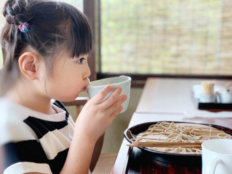 そばを食べる子ども