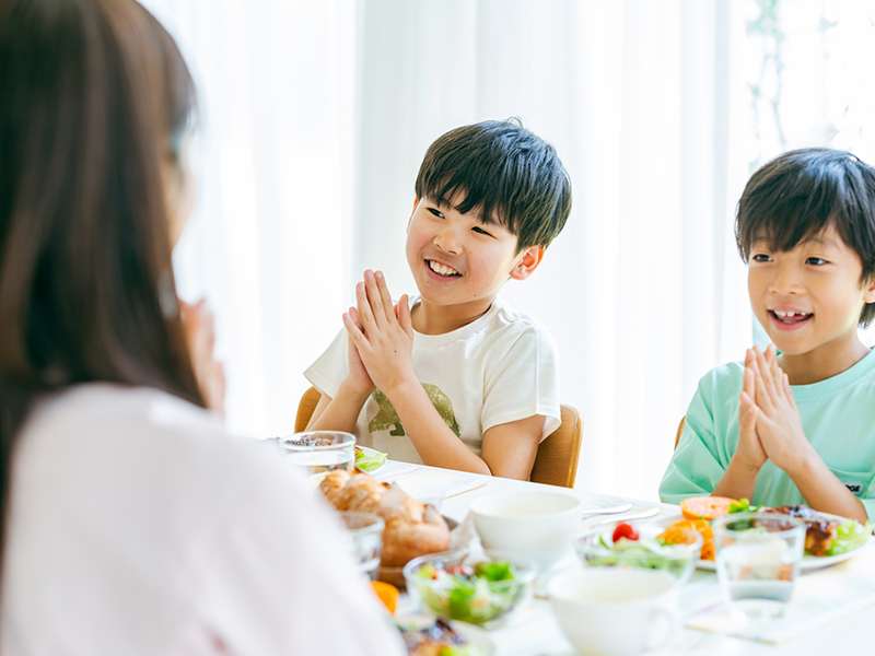 食卓を囲む家族