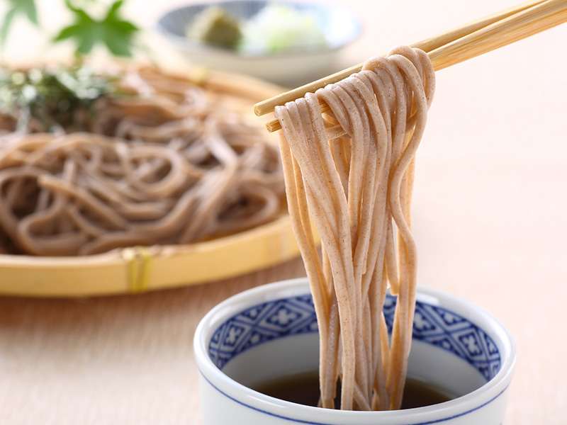 そばをつゆにつける