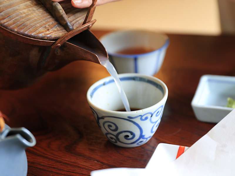 そば湯を注ぐ