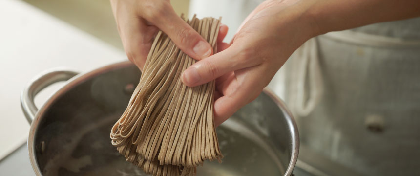 本田屋のそば ─ 袋を開けた瞬間のそばの香り