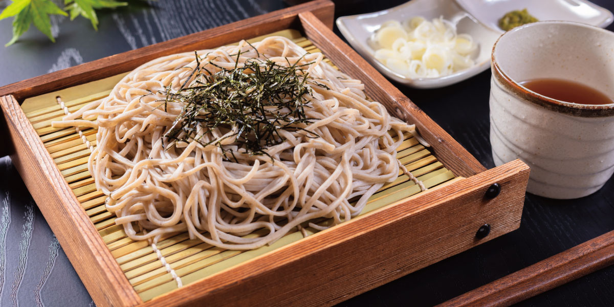湯気立ち上る出雲そば ─ 月末の食卓に晦日そばを