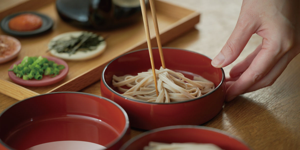ほっとする月末のそば ─ 出雲そばを食卓で楽しむひととき